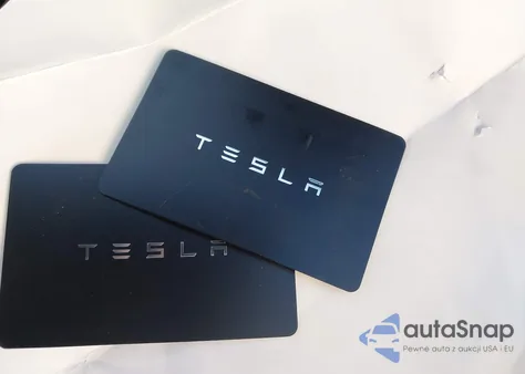 2024 Tesla Model Y Long Range Dual Motor All-Wheel Drive z USA, uszkodzony, nr VIN 7SAYGDEE0RA218402